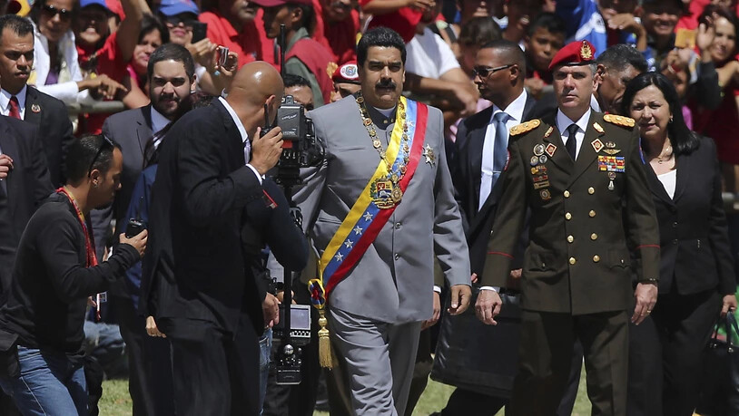 Venezuelas Staatschef Nicolás Maduro (Mitte) lässt den Obersten Gerichtshof seines Landes gegen Oppositionelle vorgehen. (Archivbild)