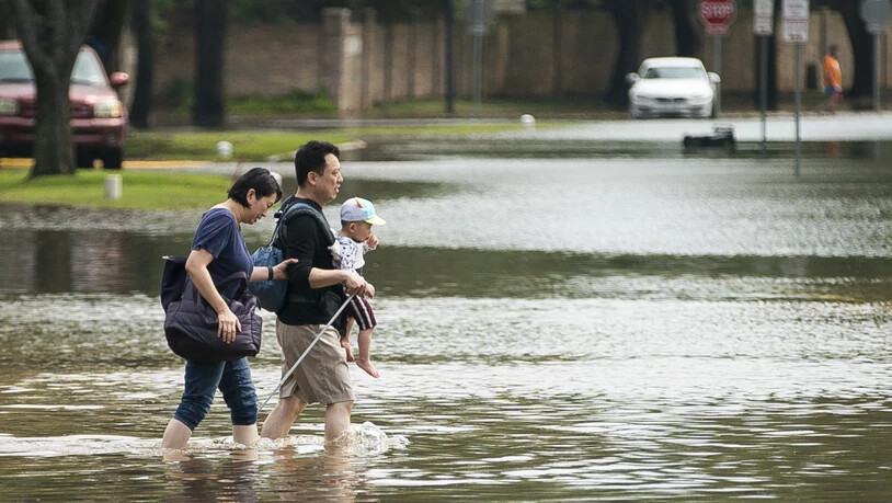 Heftige Regenfälle haben im US-Bundesstaat Texas zu schweren Überschwemmungen geführt. In Austin, woher dieses Bild stammt, haben Rettungskräfte die Leiche eines Mannes geborgen.