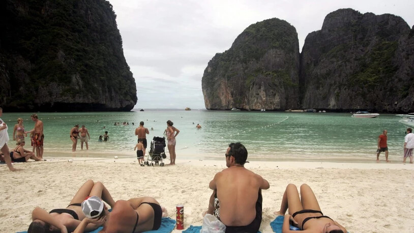 Die von Felsen gesäumte Traumbucht auf der thailändischen Insel Ko Phi Phi bleibt für weitere zwei jahre für Touristen gesperrt. Der Touristenansturm hatte zu massiven Umweltschäden geführt. (Archivbild)