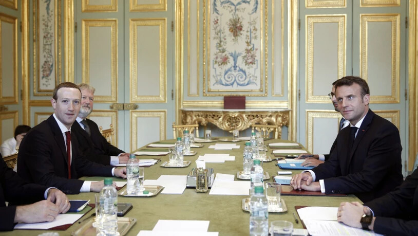 Facebook-CEO Mark Zuckerberg (l.) und Frankreichs Präsident Emmanuel Macron am Freitag bei ihrem Treffen im Elysée-Palast in Paris.