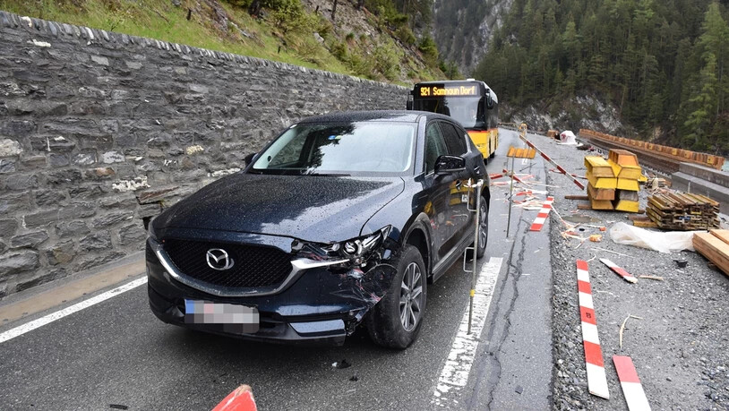 Mit mehr als zwei Promille im Blut krachte der Deutsche Autofahrer in die Baustellenabschrankung.
