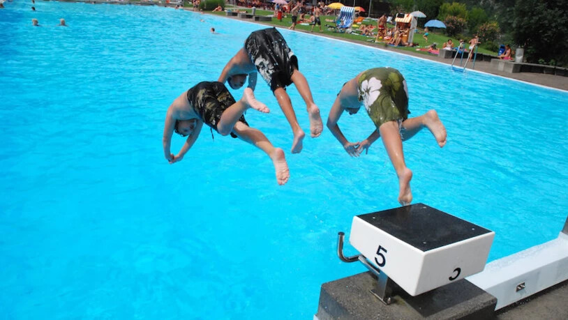Sportbad-Profil: Jugendliche sollen künftig vor allem in der Badi Netstal ins Wasser hechten.