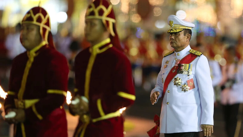 Thailands Premierminister Prayut Chan-o-cha (rechts im Bild) hat am Montag die Unterstützung von elf kleineren Parteien erhalten. Damit hat Prayut praktisch die Mehrheit zusammen, um sich für eine weitere Amtszeit zum Premier wählen zu lassen. …
