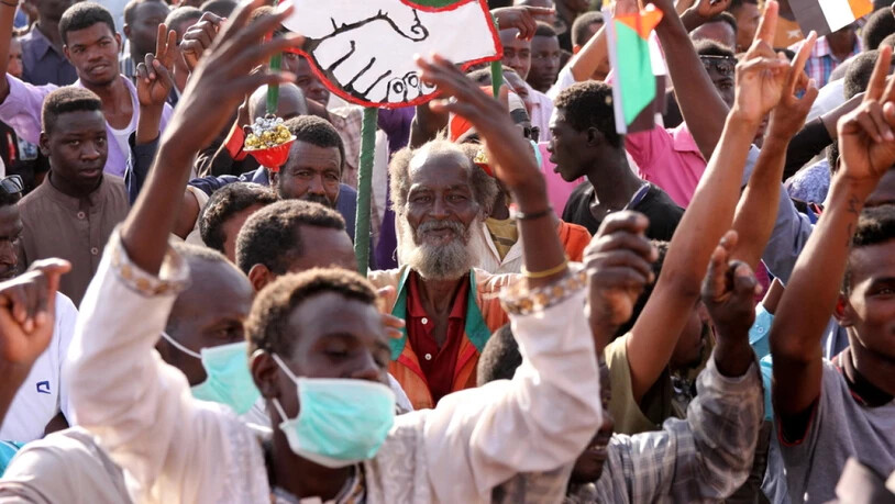 Sudanesische Protestanten demonstrieren weiter vor dem Armee-Hauptquartier in Khartum. (Archivbild)