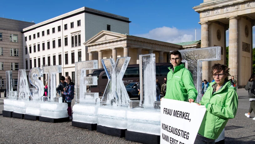 Greenpeace-Aktivisten demonstrierten mit Eisblöcken vor dem Brandenburger Tor gegen Untätigkeit beim Klimaschutz.