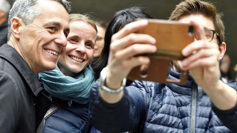 Die Landesregierung mischt sich unters Volk: Bundesrat Ignazio Cassis (FDP) posiert für ein Selfie.