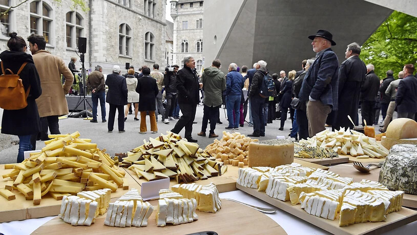 Der Bundesrat lädt zum Apéro: Das Käsebuffet im Innenhof des Landesmuseums.