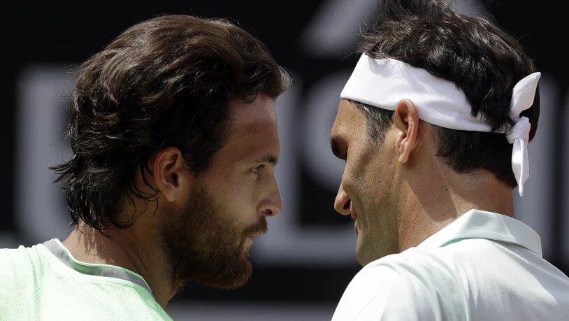 Sousa gratuliert Federer nach 80 Minuten zum Sieg in der 2. Runde