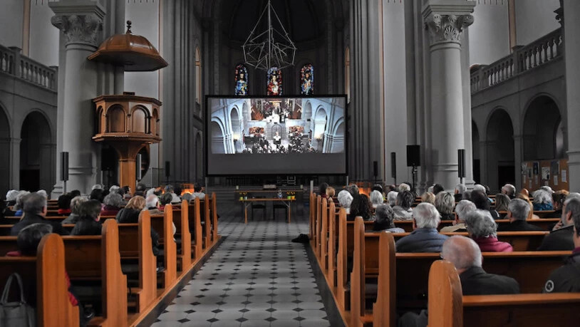 Das Glarner Filmpublikum lauscht in der Stadtkirche Glarus den Worten des Reformators Ulrich Zwingli (Max Simonischek).