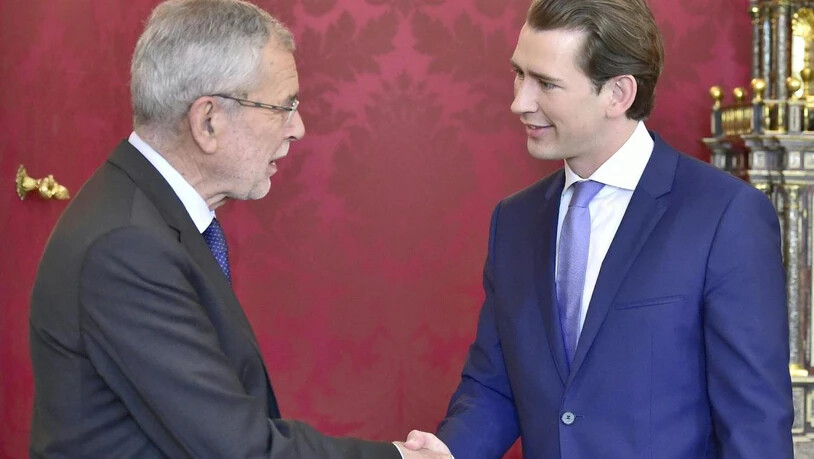 Der österreichische Bundespräsident Alexander Van der Bellen (links) hat am Sonntag Bundeskanzler Sebastian Kurz (ÖVP) (rechts) zu einem Gespräch in der Präsidentschaftskanzlei in Wien empfangen.