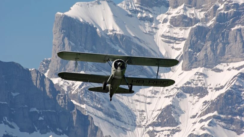 15 Oldtimer-Flugzeuge fliegen drei Tage über Glarus Nord