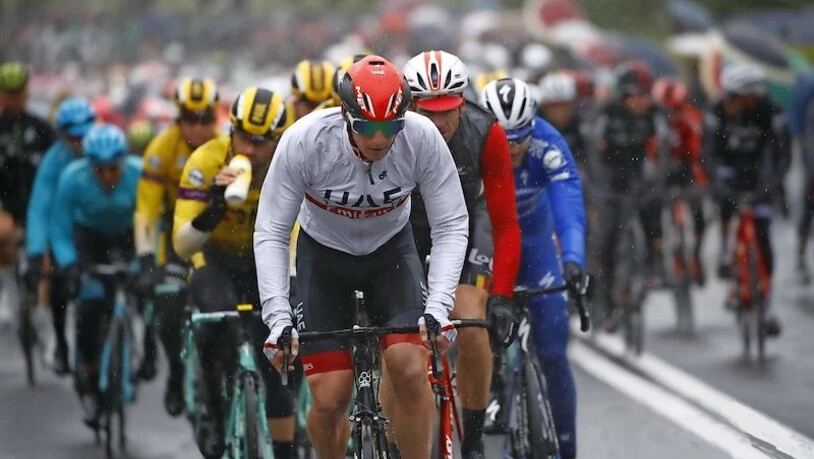 Hart: Tom Bohli (Mitte) leistete in der ersten Giro-Woche stundenlang Führungsarbeit an der Spitze des Feldes.