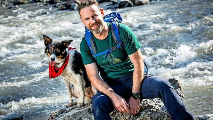 Nik Hartmann wandert mit Hündin Oshkosh von Elm über den Klausenpass nach Altdorf.