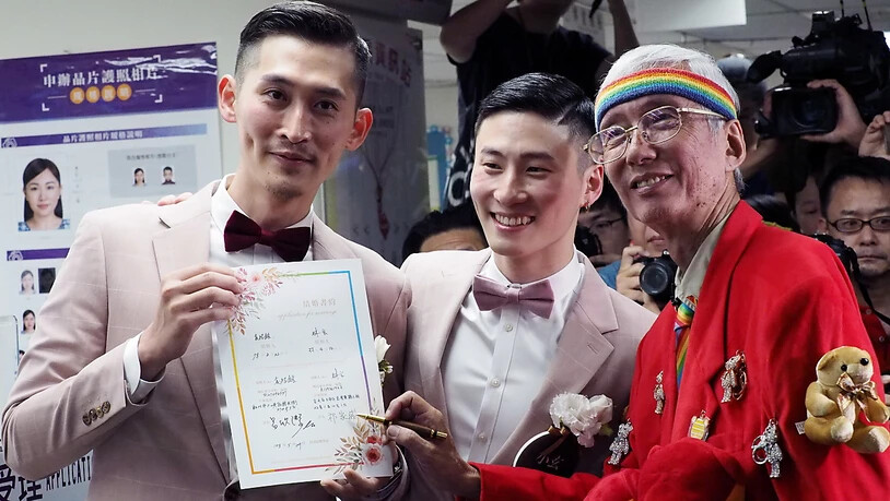 In Taiwan sind am Freitag die ersten gleichgeschlechtlichen Ehen in Asien geschlossen worden.