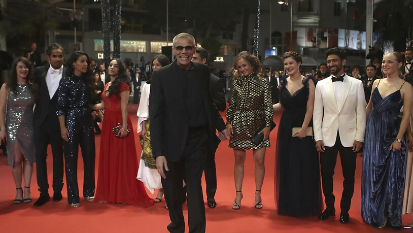 Regisseur Abdellatif Kechiche und seine Darsteller feiern die Premiere des Films "Mektoub, My Love: Intermezzo" in Cannes. (AP Photo/Petros Giannakouris)