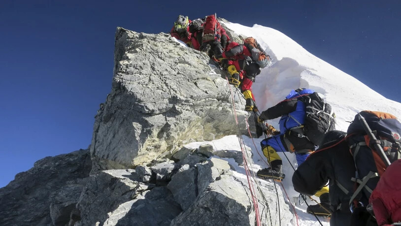 Der alljährliche Stau am Everest wird als Grund für die vermehrten Unfälle angegeben. (Archivbild)