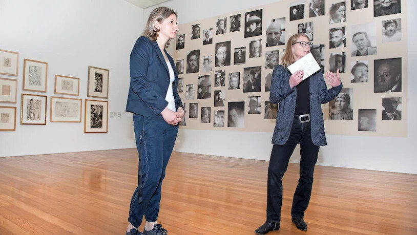 Die Kuratorin Annick Haldemann (rechts) und Geschäftsführerin Dolores Mark vor der Porträtwand.