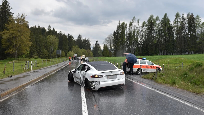 Das weisse Auto drehte sich um 180 Grad. 