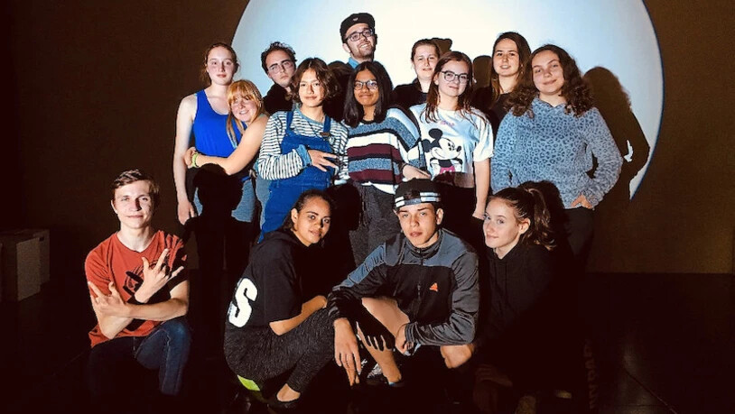 Die Vierzehn im Rampenlicht: Die Freifach-Theaterklasse aus dem Buchholz spielt Szenen aus ihrer eigenen Lebensphase.