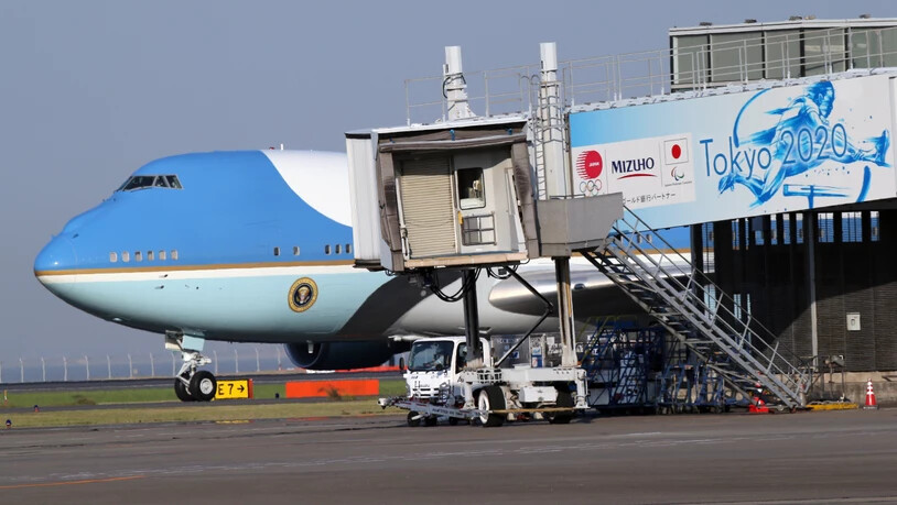Die Air Force One mit US-Präsident Donald Trump an Bord ist am Samstagmorgen in Tokio gelandet. (AP Photo/Koji Sasahara, Pool)