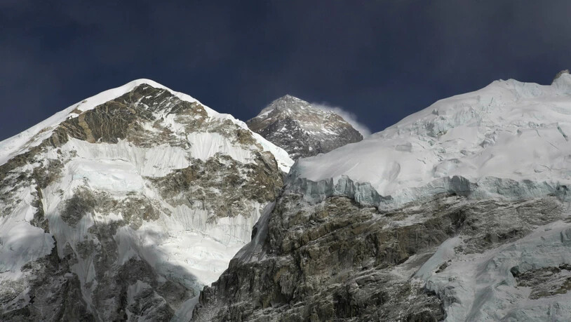Der "Stau" von Rekordhungrigen auf dem höchsten Gipfel der Welt gilt als einer der Gründe, warum sich die Todesfälle unter Bergsteigern am Mount Everest häufen.