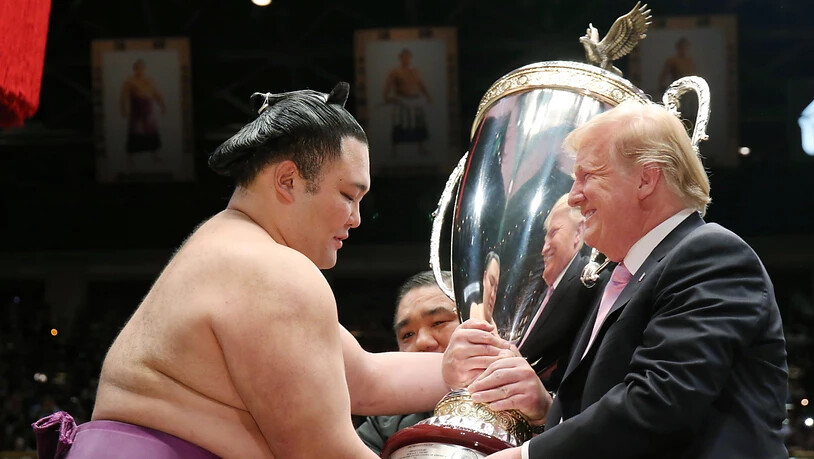 US-Präsident Trump überreicht dem Sieger des Sumo-Ringer-Turniers den eigens dafür geschaffenen "President's Cup".