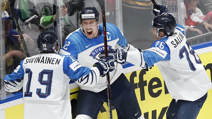 Marko Anttila (mitte) bejubelt mit seinen Teamkollegen einen der beiden Treffer im Final gegen Kanada. Finnland wurde zum dritten Mal nach 1995 und 2011 Eishockey-Weltmeister