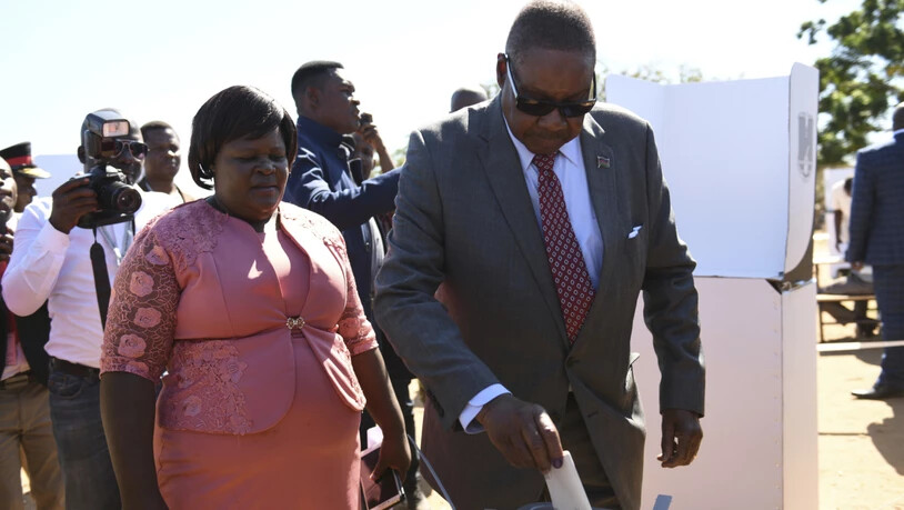 Malawis alter und neuer Präsident Peter Mutharika (hier bei der Stimmabgabe) hat sich knapp eine zweite Amtszeit gesichert. (Archivbild)