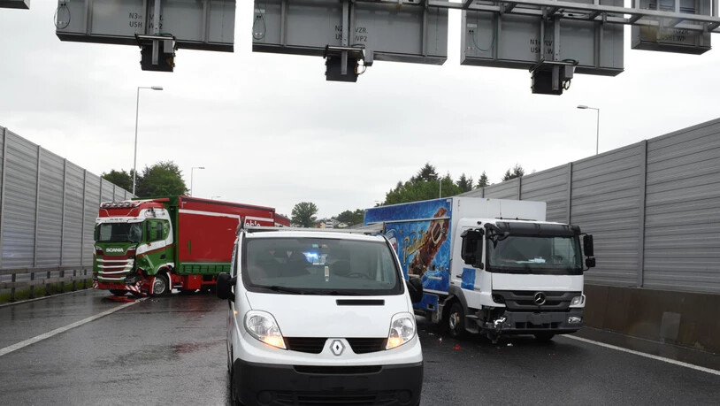 Zwei Lastwagen und ein Lieferwagen sorgten mit ihrem Auffahrunfall für eine Sperrung der Autobahn A2 bei Emmenbrücke.