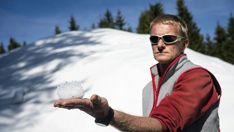 Durch das Abdecken bleibt ein grosser Teil des Schneevolumens erhalten. "Wir haben einen maximalen Verlust von 30 Prozent unabhängig von den Temperaturen im Sommer", sagt der für das Snowfarming verantwortliche Yves Golay.