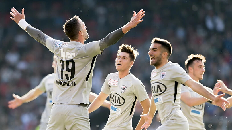 Der "Major" lässt sich feiern: Stefan Maierhofer (links) brachte den FC Aarau in Führung