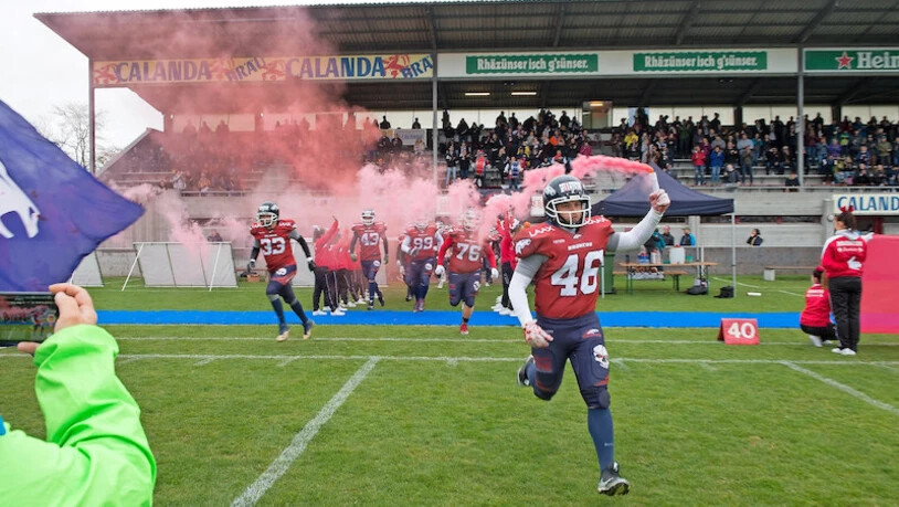 Einzug in die Festung an der Ringstrasse: Die Calanda Broncos fühlen sich in ihrem Heimstadion in Chur besonders wohl.Bild  Philipp Baer