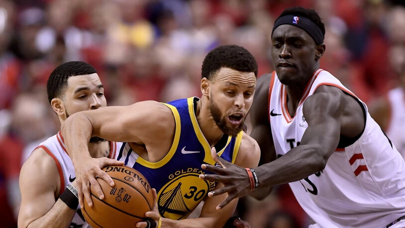 109:104-Sieg für die Warriors im zweiten Spiel: Golden State, hier mit Captain Stephen Curry am Ball, gleicht die NBA-Finalserie gegen Toronto wieder aus