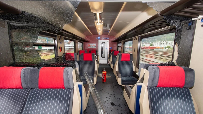 Der 13-Jährige und der 19-Jährige hinterliessen in den SBB-Wagen eine Spur der Verwüstung.