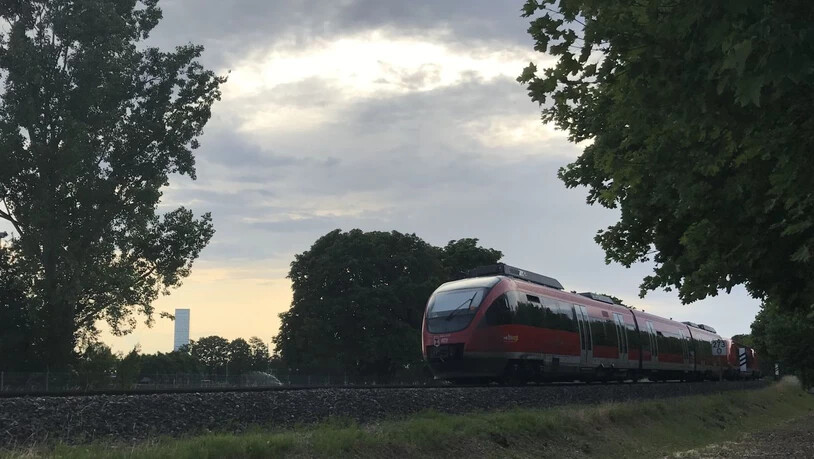 Die Bahnstrecke zwischen dem Badischen Bahnhof in Basel und Erzingen (D) unweit von Schaffhausen hat bis heute keine elektrischen Fahrleitungen. Die Deutsche Bahn betreibt sie daher noch mit Dieselzügen - im Bild auf Basler Boden vor dem Roche-Turm, als…