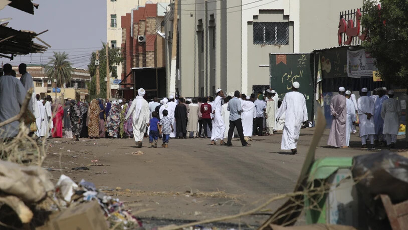 Gläubige versammeln sich in Khartum bei einer Moschee hinter Strassenbarrikaden. Diese waren von Bewohnern errichtet worden, um Militärfahrzeuge an der Durchfahrt zu hindern.