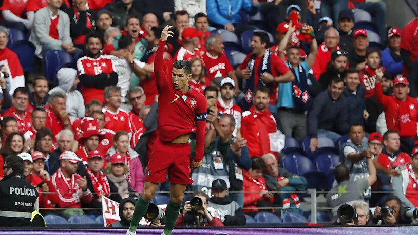 Jubel à la CR7: Cristiano Ronaldo zelebriert sein Freistosstor nach 25 Minuten. Dem 1:0 für Portugal war ein umstrittener Foul-Pfiff gegen Kevin Mbabu vorangegangen