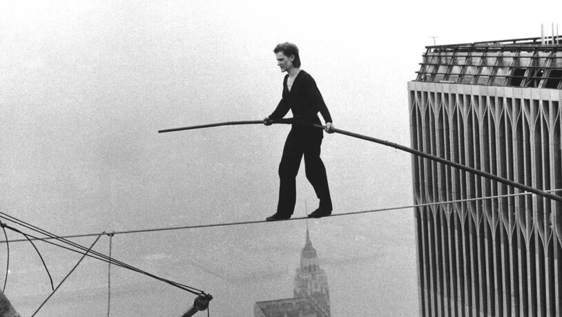 Sorgte 1974 für Furore: Der französische Seilkünstler Philippe Petit balanciert auf einem Seil zwischen den Türmen des damaligen New Yorker World Trade Centers. (Archivbild)