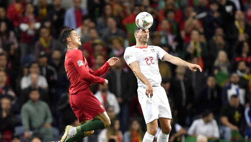 Ein Bild ohne Symbolkraft: Fabian Schär kommt vor Dreifachtorschütze Cristiano Ronaldo an den Ball