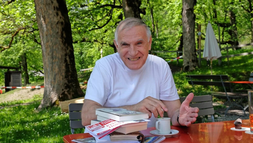 Bücher lebendig werden lassen: Der Wahlglarner Hansruedi Frey will Literatur vermitteln und tut das im Richisau im Klöntal besonders gern.