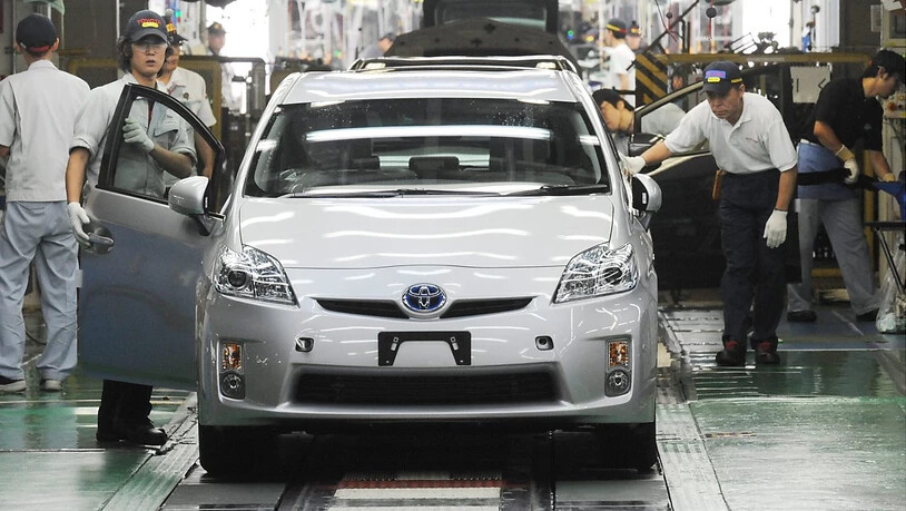 Der Hybrid-Auto-Pionier Toyota  (im Bild die Montage des Hybrid-Modells "Prius") will jetzt den Verkauf von Elektroautos forcieren. (Archivbild)