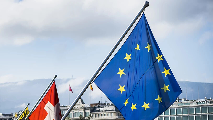 Schweizer und EU-Fahne in Genf. (Symbolbild)