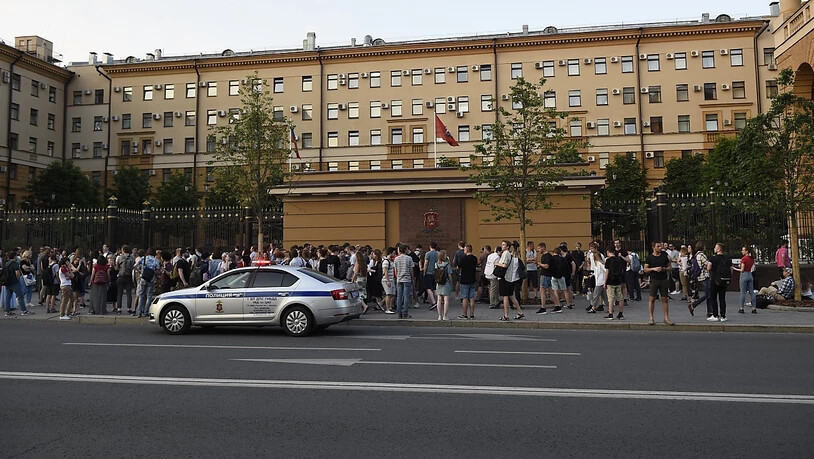 Berufskollegen und Freunde Golunows protestieren vor dem Innenministerium in Moskau gegen die Festnahme des Journalisten.