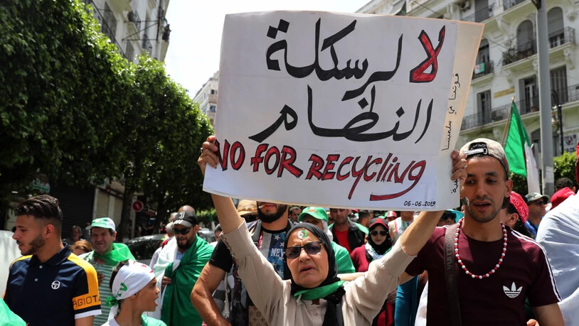 In ganz Algerien protestierten die Menschen gegen die Regierung von Übergangspräsident Abdelkader Bensalah, der auf unbestimmte Zeit im Amt bleiben will.