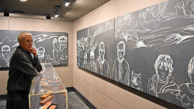 Jung und Alt vereint: Manette Fusenig Loderer malt derzeit Elmer Gesichter auf die Holzwand eines Eventschopfes in Elm.