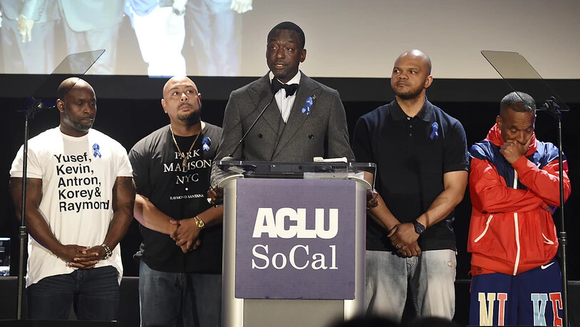 Die Bürgerrechtsorganisation ACLU ehrte Antron McCray, Raymond Santana, Yusef Salaam, Kevin Richardson and Korey Wise (von links nach rechts). Die vier Afroamerikaner und der hispanischstämmige Jugendliche aus Harlem waren irrtümlicherweise wegen der…