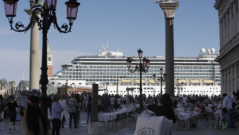 Nachdem ein Kreuzfahrtschiff am vergangenen Sonntag in Venedig beim Anlegen ein Touristenboot rammte, wird erwogen, dass die grossen Schiffe künftig in der Industriegegend von Marghera anlegen. (Archivbild)
