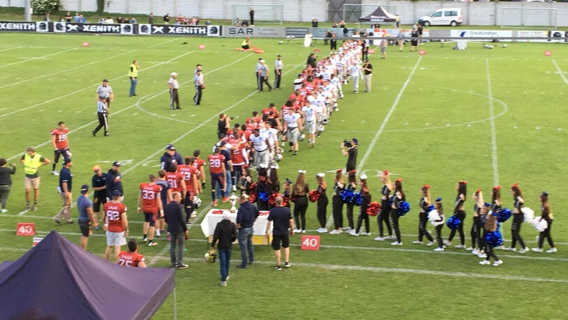 Faires Handshake nach dem Krimi: Die Broncos gratulieren den Raiders zum Titel.