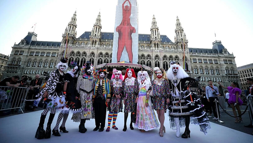 Die Gäste kamen in aufwendigen Kostümen zum Glamour-Ball im Wiener Rathaus.