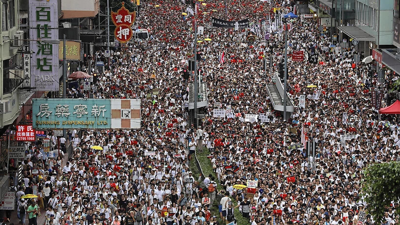 Gegen ein chinesisches Auslieferungsgesetz demonstrieren in Hongkong mehr als eine Million Menschen. Das Gesetz würde es erlauben, auf Ersuchen chinesischer Stellen Verdächtige an die Volksrepublik auszuliefern.